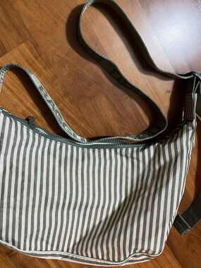 UO BAGGU MEDIUM NYLON CRESCENT BAG IN SAGE STRIPE crossbody bag